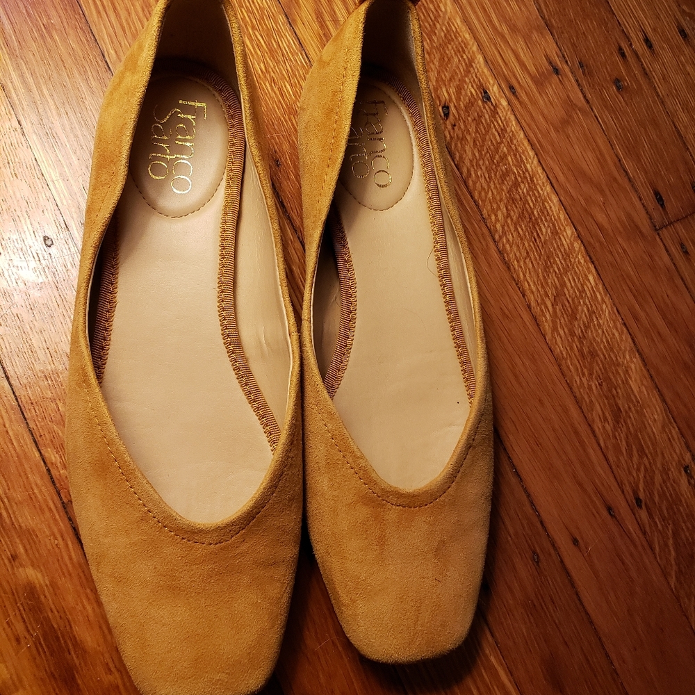 NEW worn once Gold flats size 7